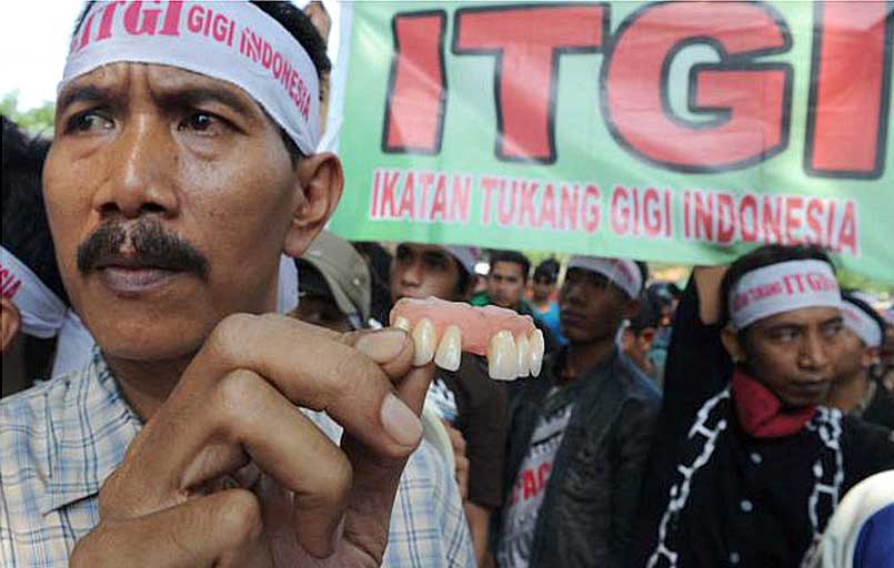 La rivolta dei finti dentisti indonesiani