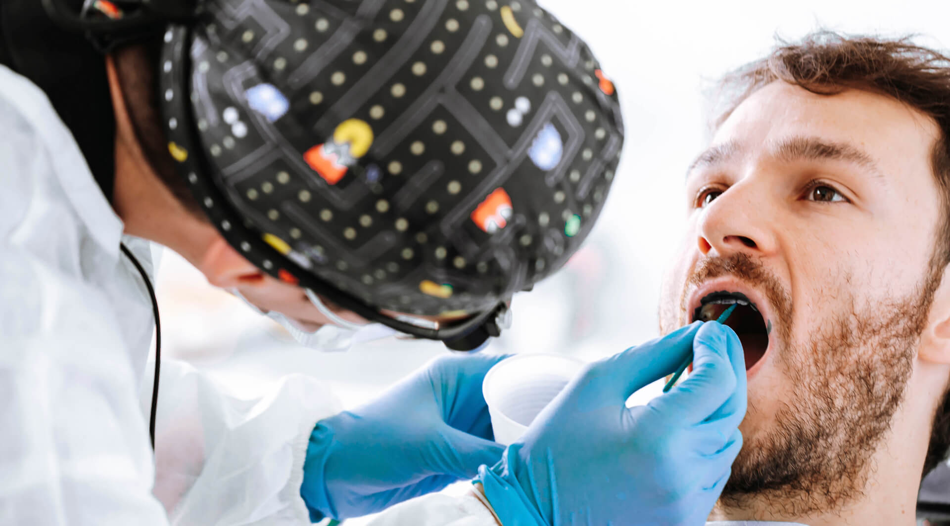 Il dott. Gioacchini mentre esegue la fluoro profilassi su un paziente