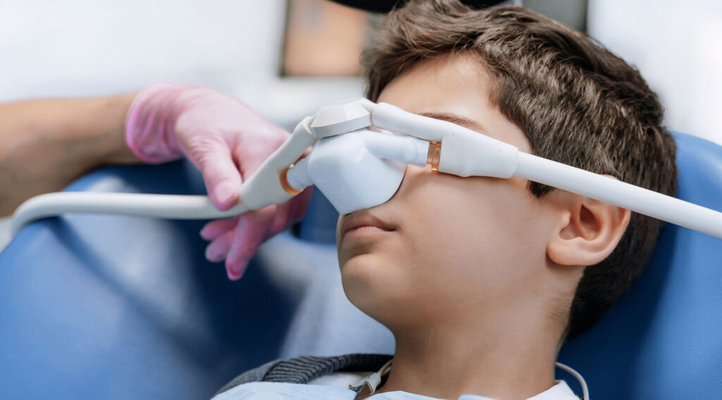 Un piccolo paziente a cui viene somministrato protossido d'azoto prima del trattamento