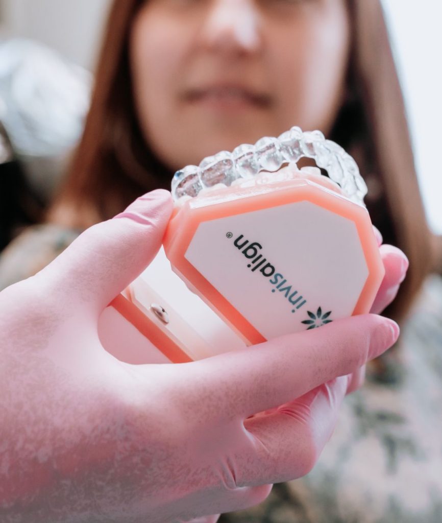 La dott.ssa Zini mentre mostra ad una paziente gli allineatori trasparenti di Invisalign