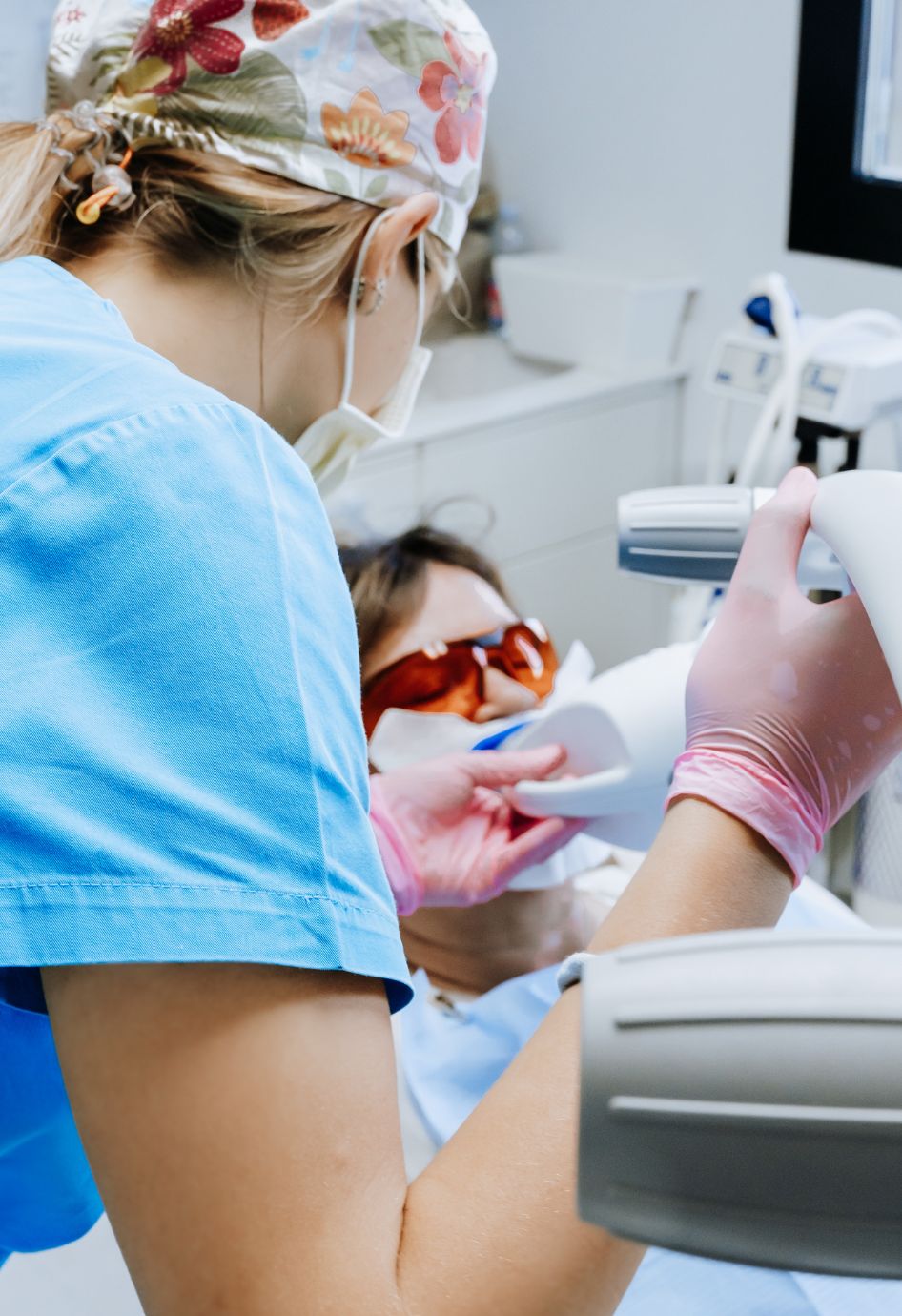 La dott.ssa Erica Campolongo mentre effettua uno sbiancamento dentale