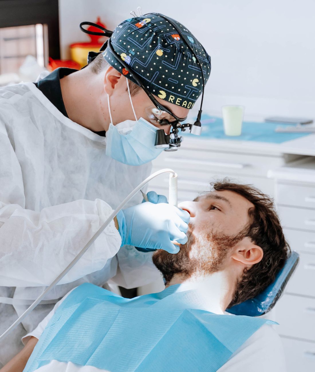 Il Dott. Alberto Gioacchini mentre effettua un'igiene dentale