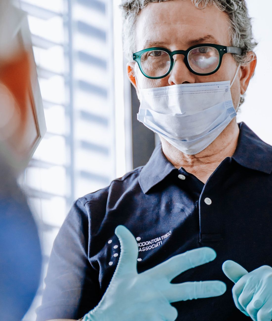 Il Dott. Federzoni mentre parla con una paziente