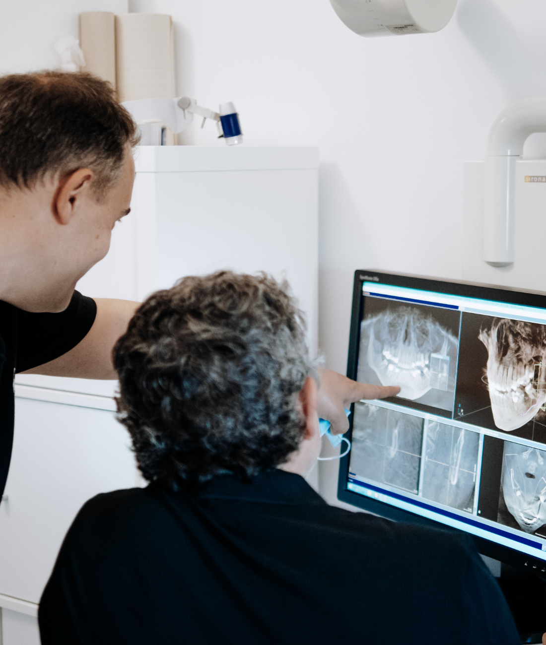 Il Dott. Federzoni e il Dott. Luca Gavioli mentre guardano l'esito di una panoramica a computer.
