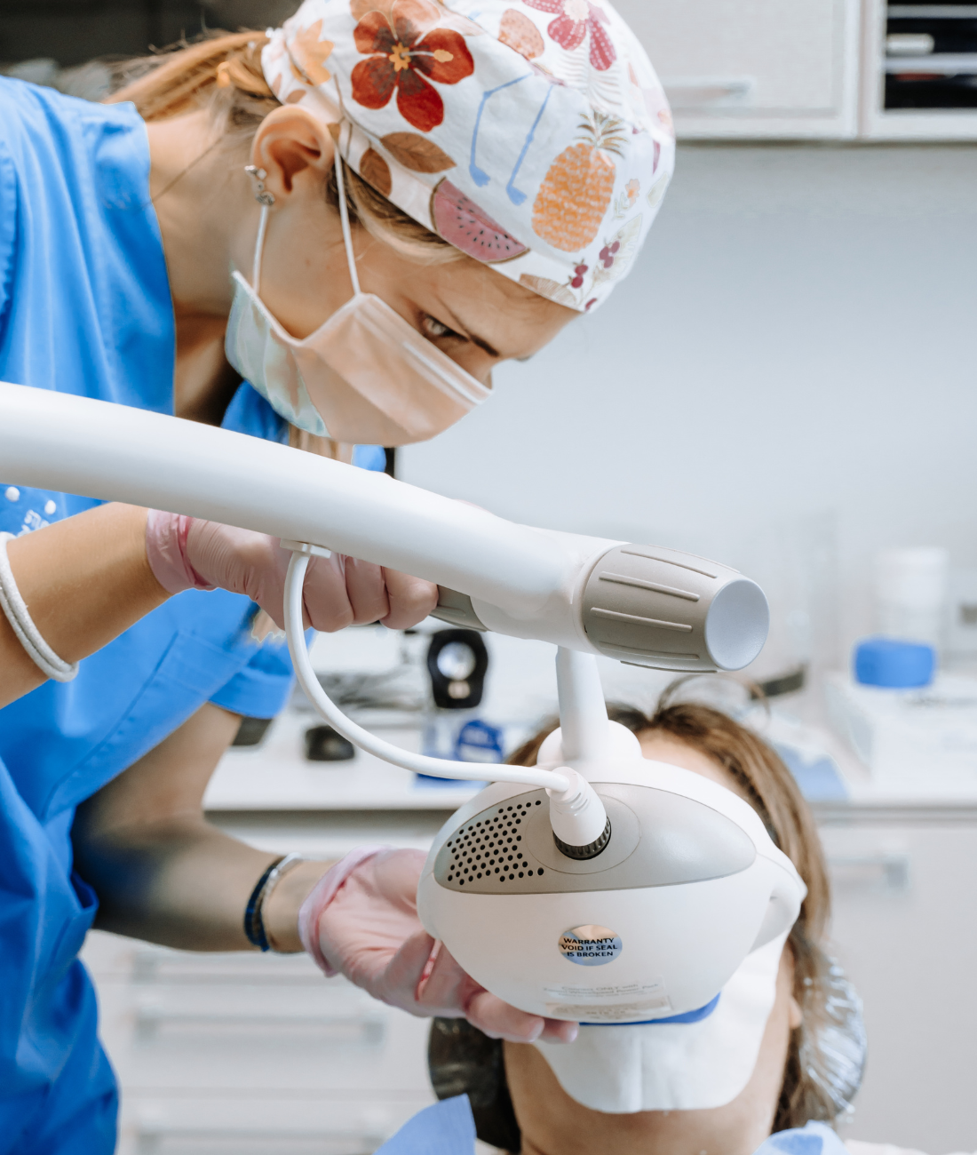 La Dott.ssa Campolongo mentre esegue uno sbiancamento dentale