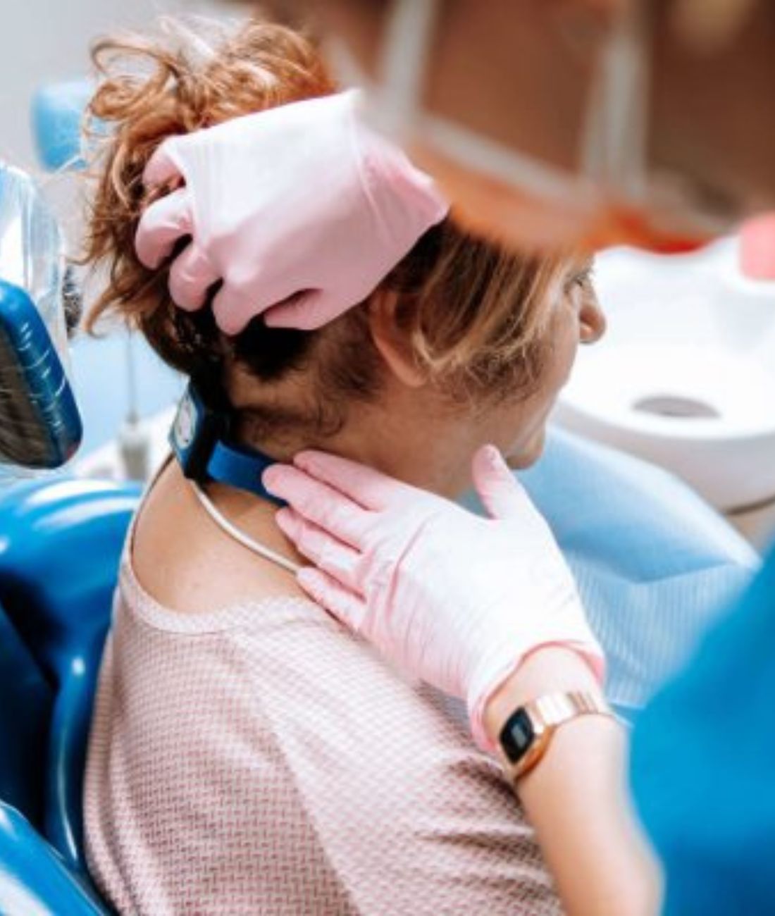 La dott.ssa Campolongo mentra applica un dispositivo per le apnee notturne ad una paziente