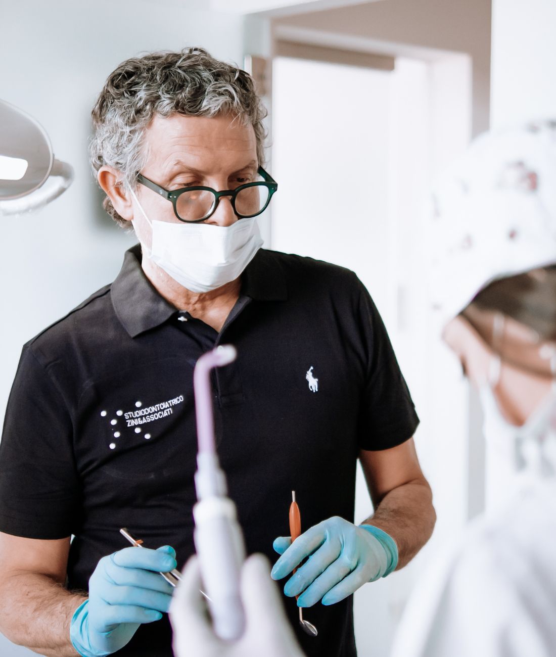 Il dott. Federzoni mentre esegue un intervento su un paziente.