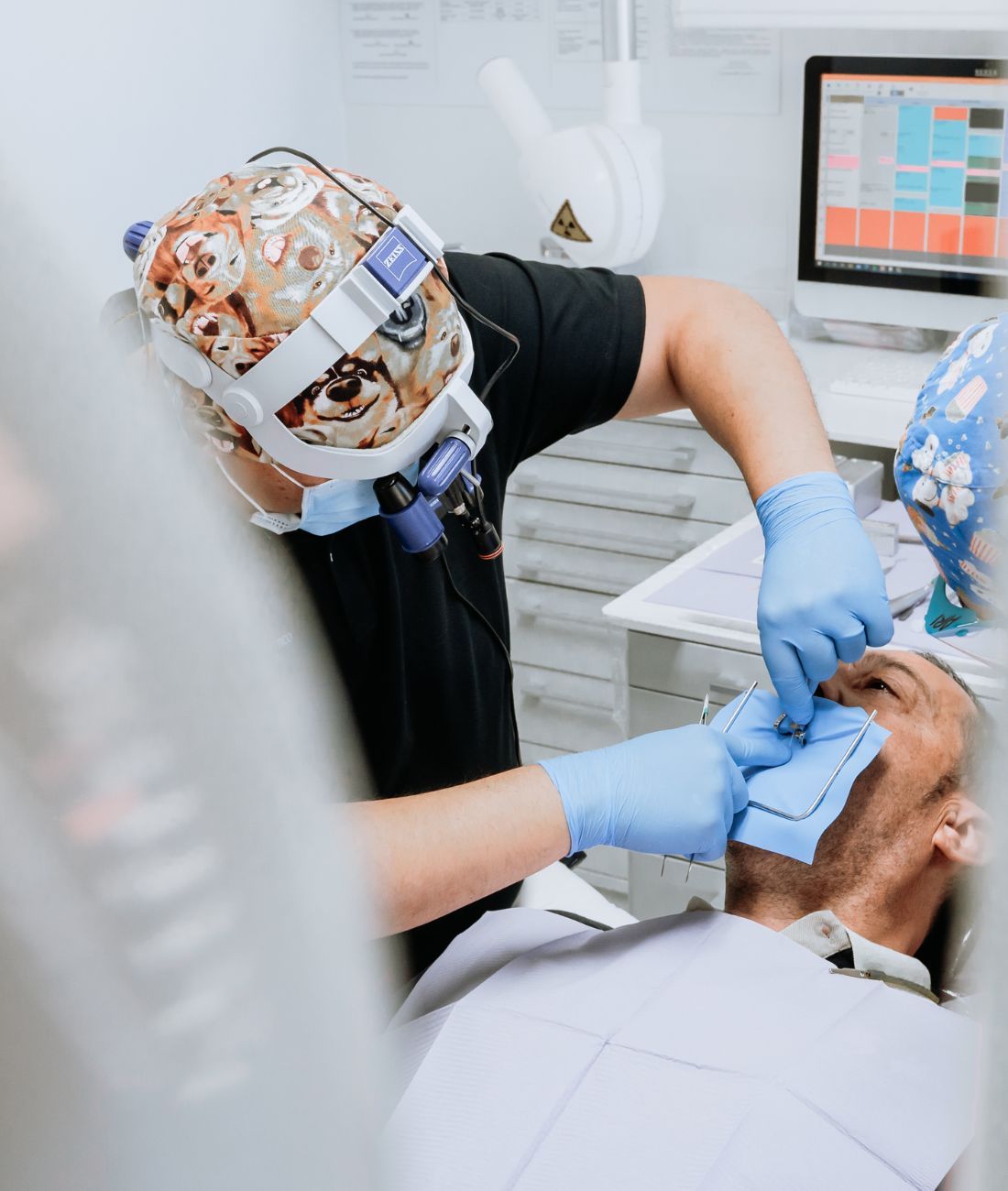 Il dott. Gavioli mentre esegue un intervento su un paziente