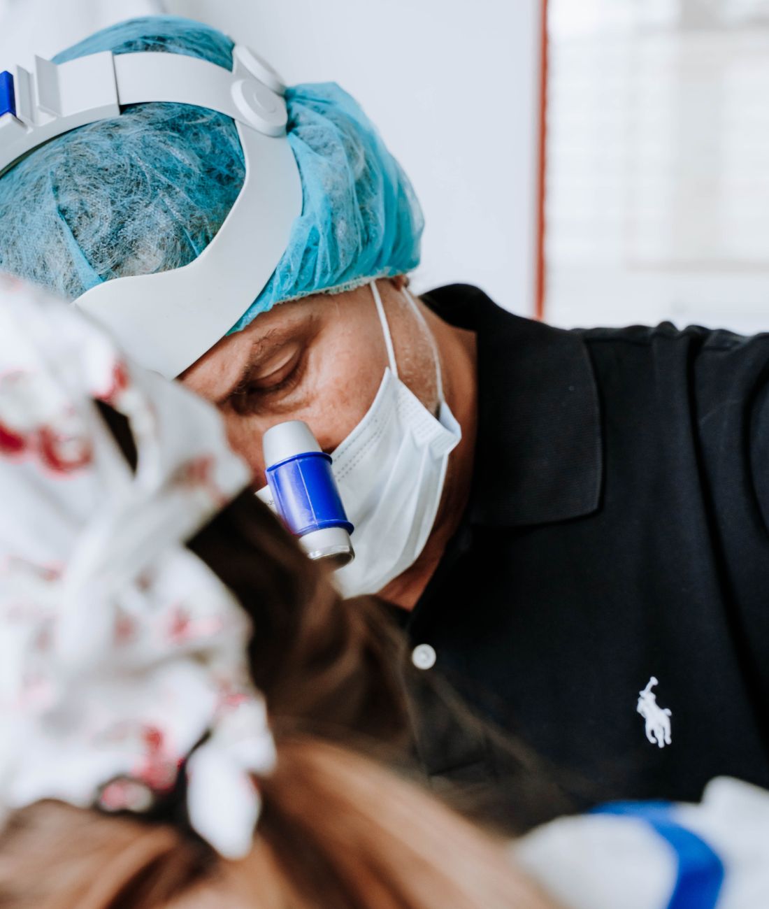 Il dott. Federzoni mentre esegue un intervento su un paziente.