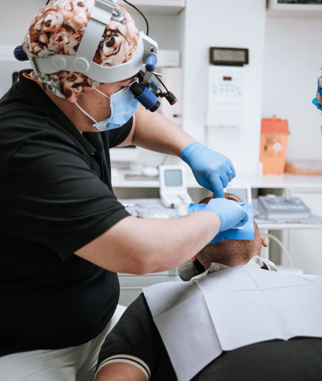 Il dott. Gavioli mentre esegue un intervento su un paziente