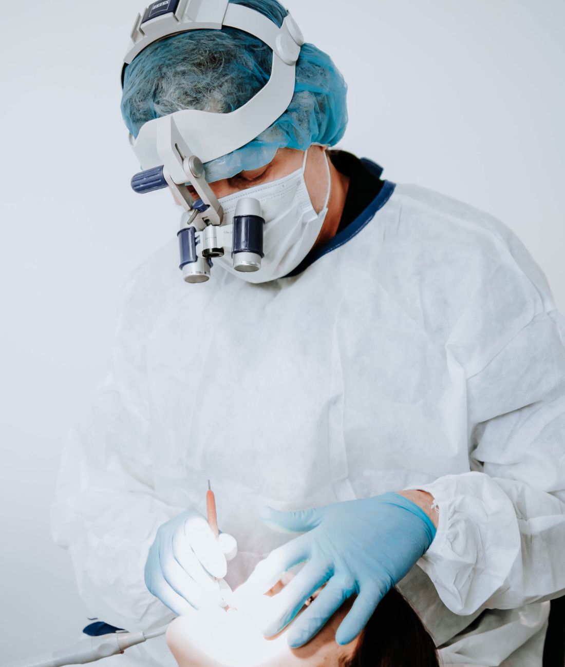 Il dott. Elvis Federzoni mentre sta togliendo un'amalgama