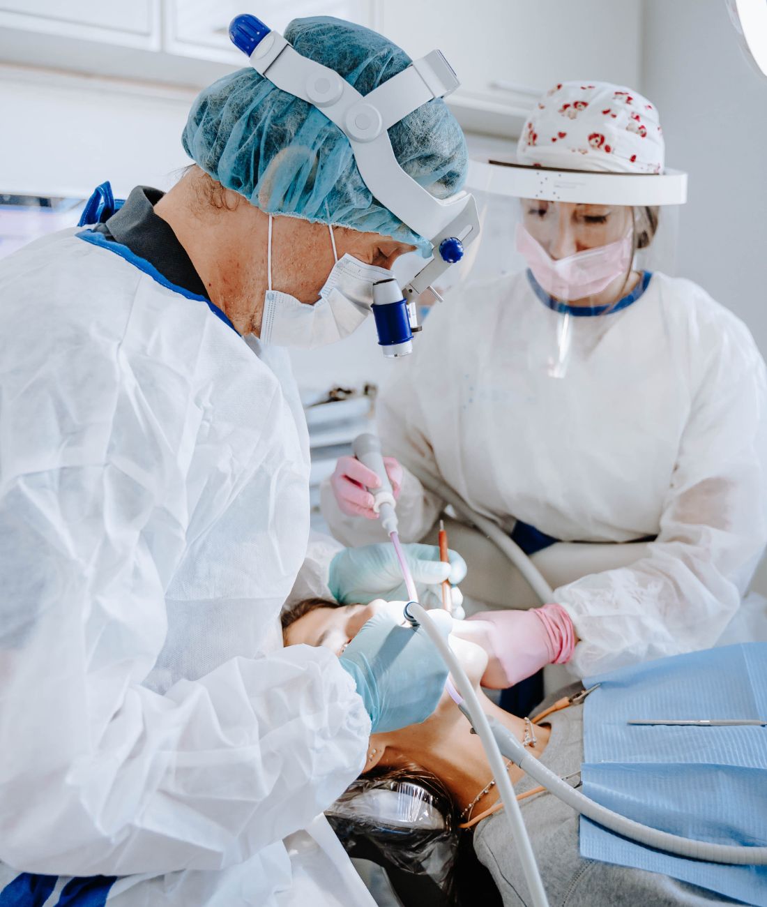 Il dott. Elvis Federzoni con la sua assistente mentre sta togliendo un'amalgama