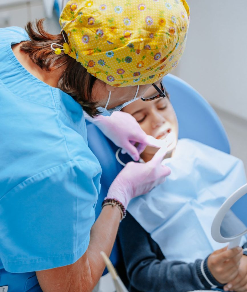 La dott.ssa Zini che sta visitando un giovanissimo paziente