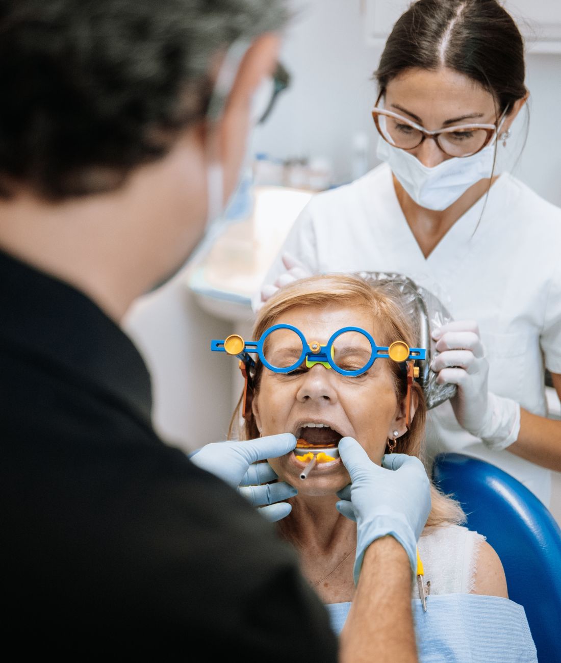 Una paziente durante una visita gnatologica