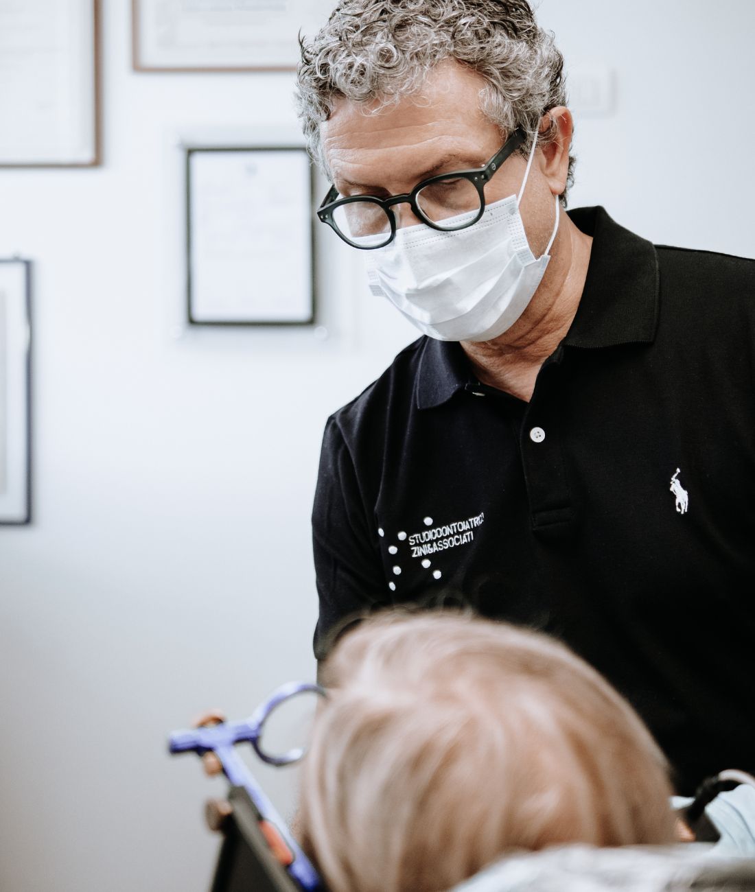 Il dott. Federzoni durante una visita gnatologica a una sua paziente