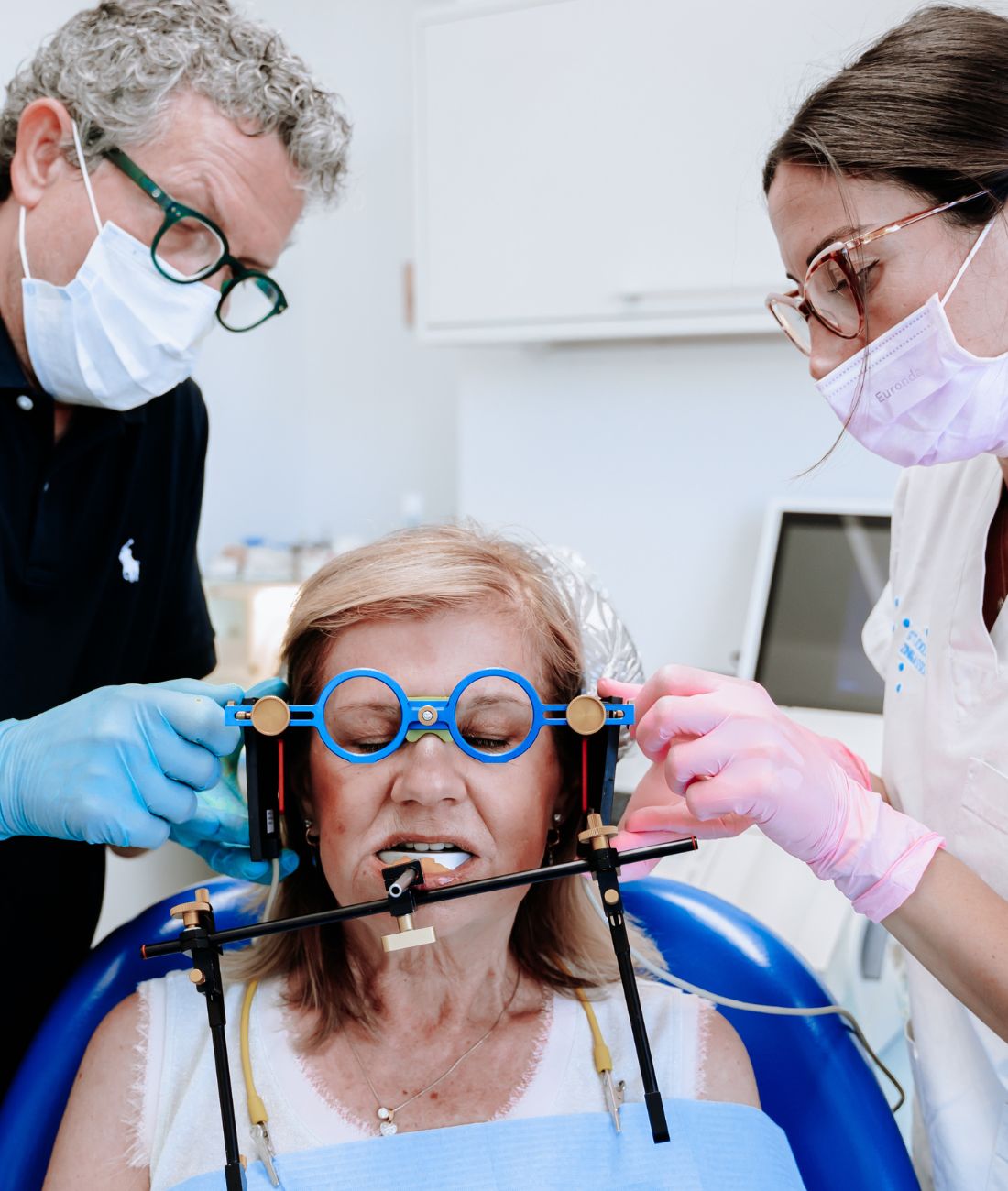 Il Dott. Elvis Federzoni e la sua assistente durante una visita gnatologica su una paziente