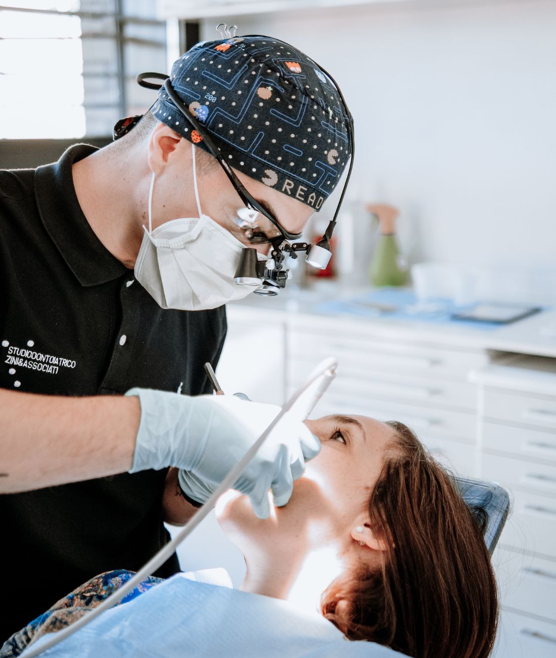 Il dott. Gioacchini mentre esegue una igiene orale su una paziente