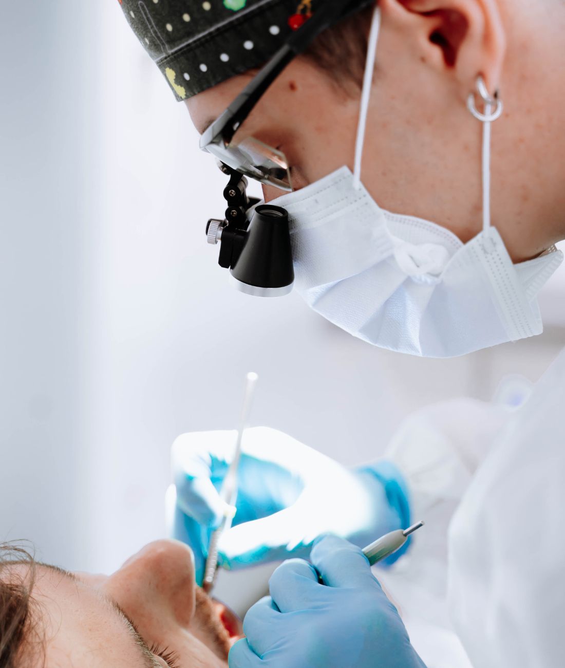 IIl dott. Gioacchini mentre esegue una igiene orale su un paziente