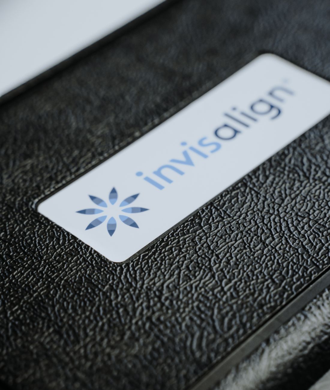 Primo piano su contenitore Invisalign.