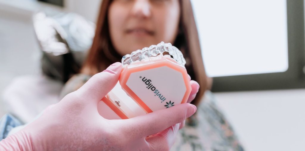 La dott.ssa Zini mentre mostra ad una paziente gli allineatori trasparenti di Invisalign