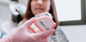 La dott.ssa Zini mentre mostra ad una paziente gli allineatori trasparenti di Invisalign