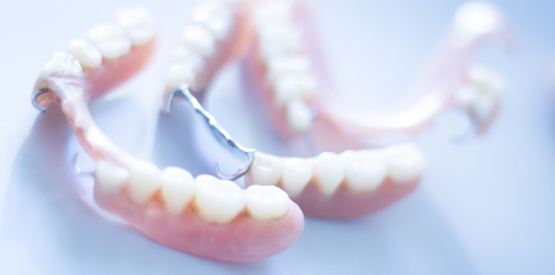 Protesi mobili su un tavolo