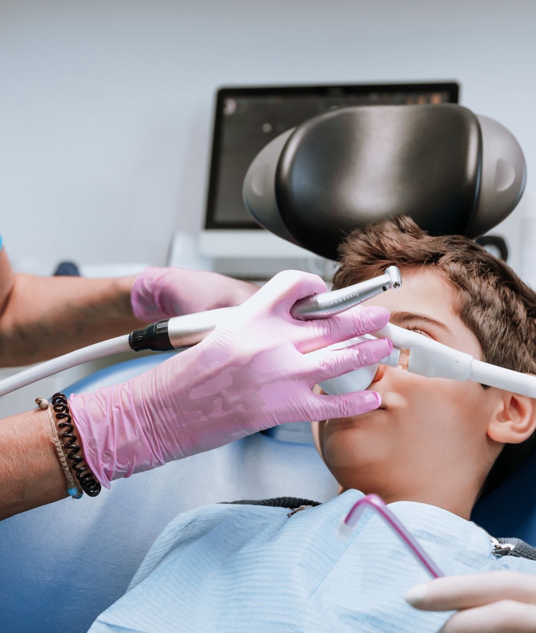 Un giovane paziente mentre si sottopone a sedazione con protossido d'azoto.