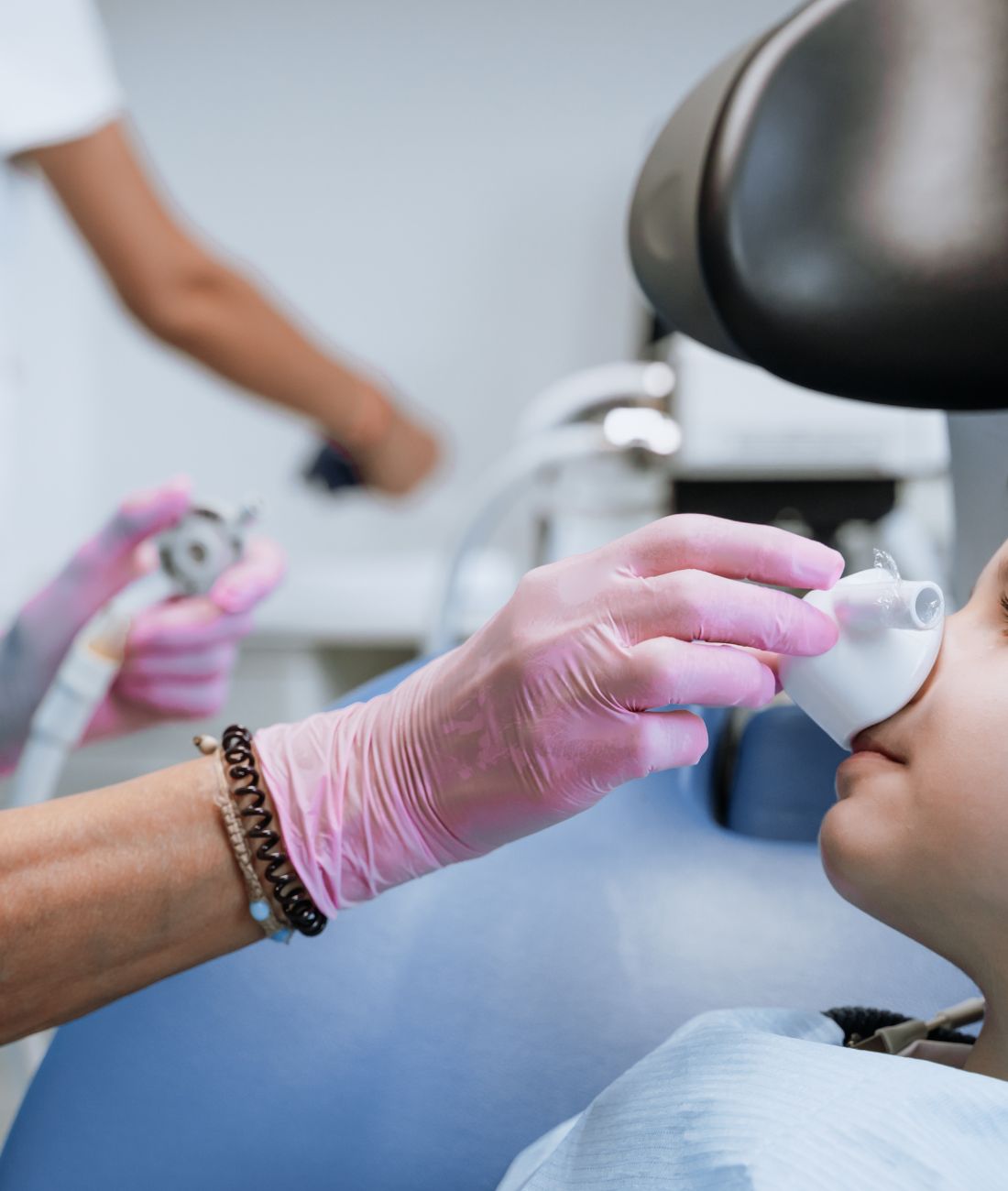 Un piccolo paziente che viene sottoposto ad anestesia con protossido d'azoto.