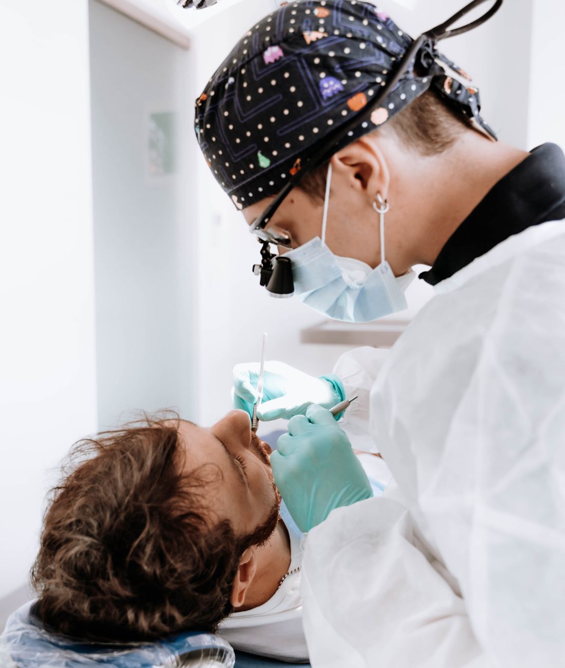 Il dott. Gioacchini mentre effettua un trattamento a un paziente.