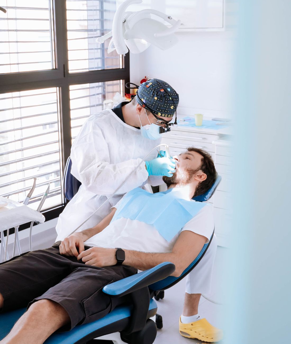 Il dott. Gioacchini mentre effettua un trattamento a un paziente.