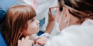 Dentista per bambini: una bambina durante una visita.