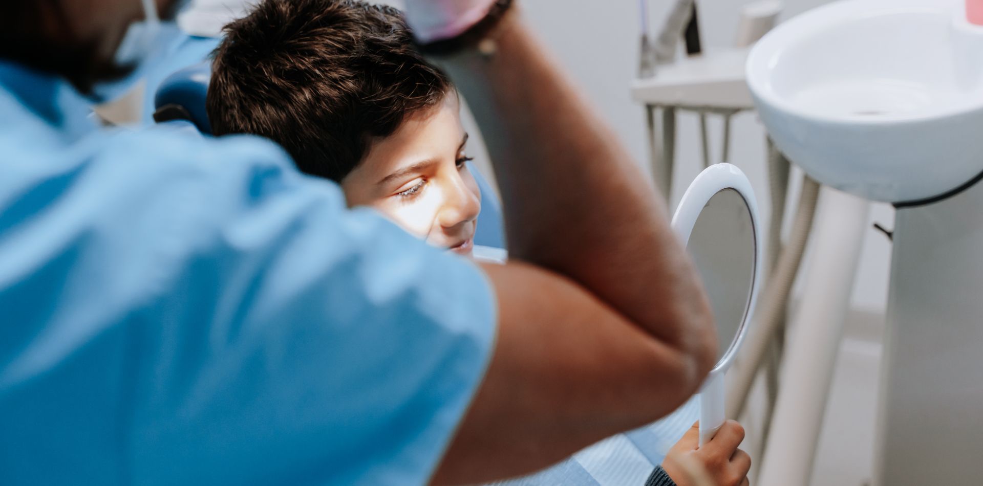 problemi dentali nei bambini. Un bambino durante la visita in studio