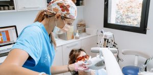 La nostra Dott.ssa Erica Campolongo mentre effettua uno sbiancamento dentale professionale in studio